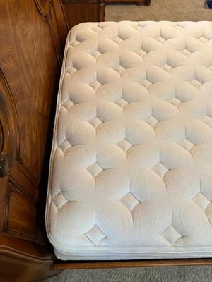 QUEEN SIZE 4 POSTER BED WITH CLEAN PILLOW TOP MATTRESS