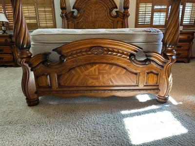QUEEN SIZE 4 POSTER BED WITH CLEAN PILLOW TOP MATTRESS