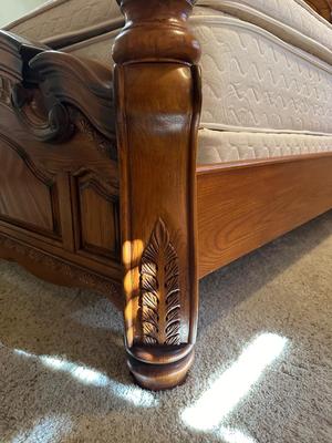 QUEEN SIZE 4 POSTER BED WITH CLEAN PILLOW TOP MATTRESS