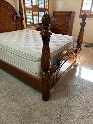 QUEEN SIZE 4 POSTER BED WITH CLEAN PILLOW TOP MATTRESS