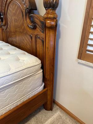 QUEEN SIZE 4 POSTER BED WITH CLEAN PILLOW TOP MATTRESS