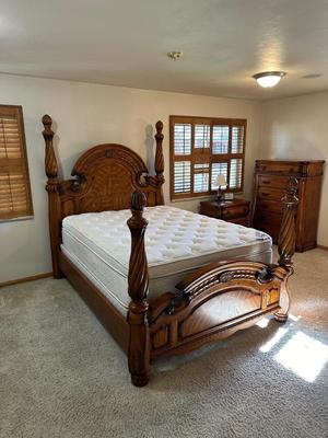 QUEEN SIZE 4 POSTER BED WITH CLEAN PILLOW TOP MATTRESS