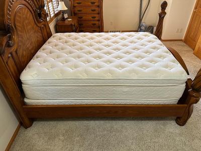 QUEEN SIZE 4 POSTER BED WITH CLEAN PILLOW TOP MATTRESS