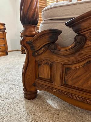 QUEEN SIZE 4 POSTER BED WITH CLEAN PILLOW TOP MATTRESS