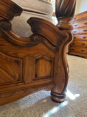 QUEEN SIZE 4 POSTER BED WITH CLEAN PILLOW TOP MATTRESS
