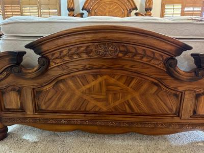 QUEEN SIZE 4 POSTER BED WITH CLEAN PILLOW TOP MATTRESS