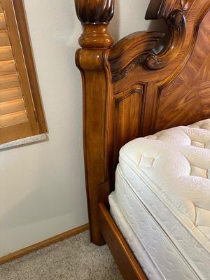 QUEEN SIZE 4 POSTER BED WITH CLEAN PILLOW TOP MATTRESS