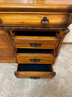 11 FELT LINED DRAWER DRESSER WITH MIRROR