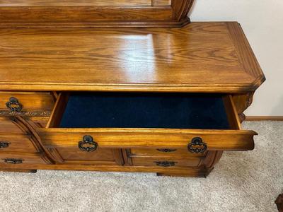11 FELT LINED DRAWER DRESSER WITH MIRROR