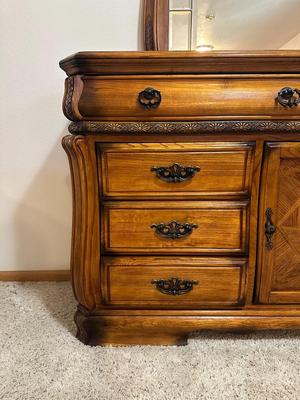 11 FELT LINED DRAWER DRESSER WITH MIRROR