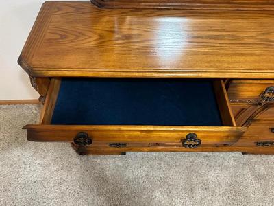11 FELT LINED DRAWER DRESSER WITH MIRROR