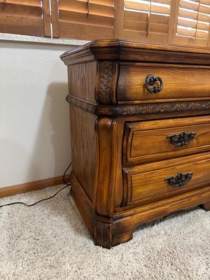 3 FELT LINED DRAWER NIGHTSTAND WITH LAMP