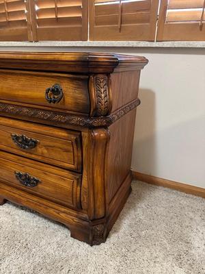3 FELT LINED DRAWER NIGHTSTAND WITH LAMP