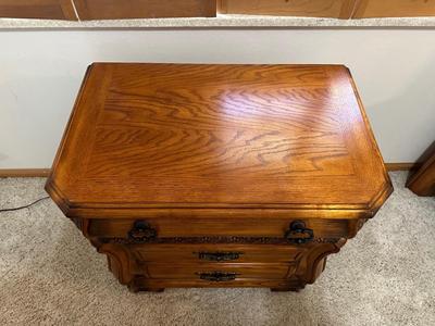 3 FELT LINED DRAWER NIGHTSTAND WITH LAMP