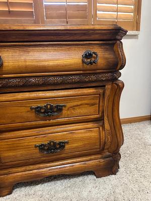 3 FELT LINED DRAWER NIGHTSTAND WITH LAMP