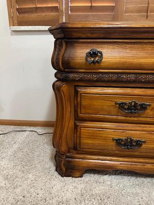 3 FELT LINED DRAWER NIGHTSTAND WITH LAMP