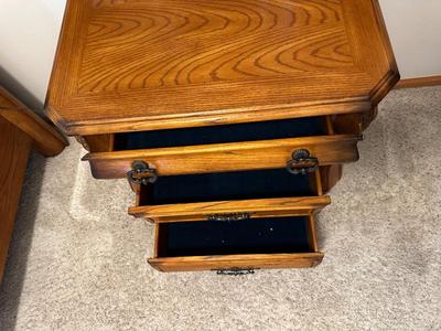 3 FELT LINED DRAWER NIGHTSTAND WITH LAMP & ALARM CLOCK