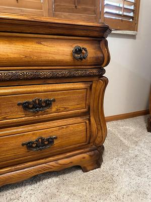 3 FELT LINED DRAWER NIGHTSTAND WITH LAMP & ALARM CLOCK