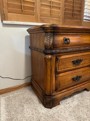 3 FELT LINED DRAWER NIGHTSTAND WITH LAMP & ALARM CLOCK