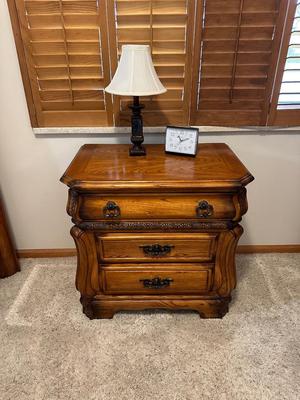 3 FELT LINED DRAWER NIGHTSTAND WITH LAMP & ALARM CLOCK