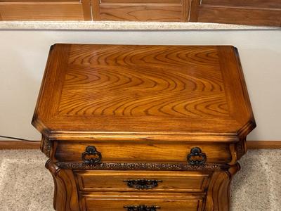 3 FELT LINED DRAWER NIGHTSTAND WITH LAMP & ALARM CLOCK