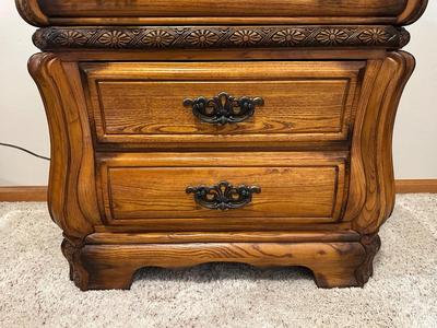 3 FELT LINED DRAWER NIGHTSTAND WITH LAMP & ALARM CLOCK