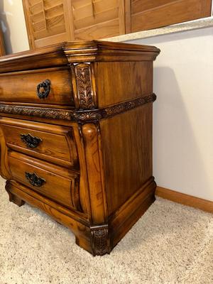 3 FELT LINED DRAWER NIGHTSTAND WITH LAMP & ALARM CLOCK