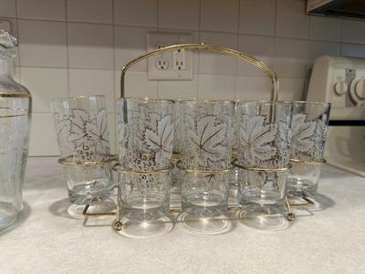 RETRO DRINKING GLASSES IN A RACK AND MATCHING PITCHER