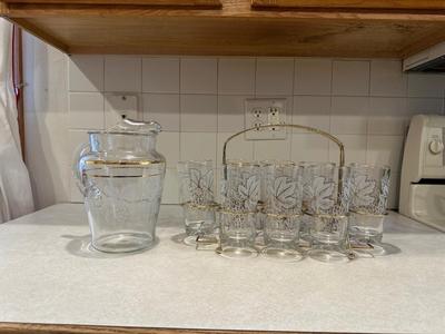 RETRO DRINKING GLASSES IN A RACK AND MATCHING PITCHER