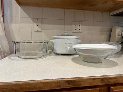 MEDIUM SIZE CROCK POT & SERVING BOWLS
