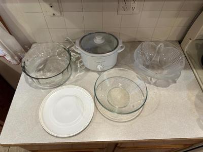 MEDIUM SIZE CROCK POT & SERVING BOWLS
