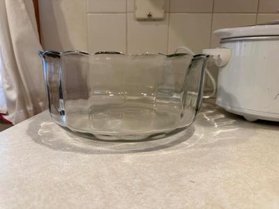 MEDIUM SIZE CROCK POT & SERVING BOWLS