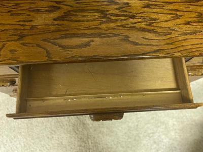 NICE SMALLER SIZE ROLL TOP DESK WITH CHAIR AND KEYS