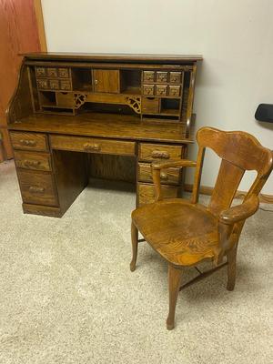 NICE SMALLER SIZE ROLL TOP DESK WITH CHAIR AND KEYS