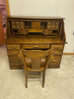 NICE SMALLER SIZE ROLL TOP DESK WITH CHAIR AND KEYS