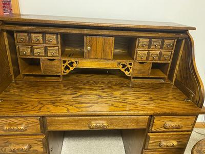 NICE SMALLER SIZE ROLL TOP DESK WITH CHAIR AND KEYS
