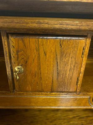 NICE SMALLER SIZE ROLL TOP DESK WITH CHAIR AND KEYS
