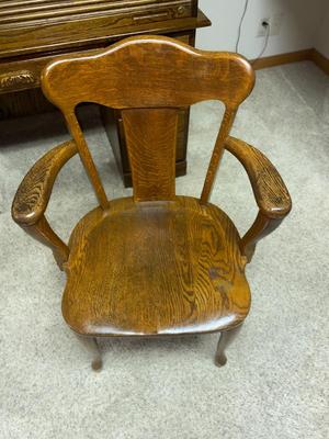 NICE SMALLER SIZE ROLL TOP DESK WITH CHAIR AND KEYS