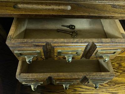 NICE SMALLER SIZE ROLL TOP DESK WITH CHAIR AND KEYS