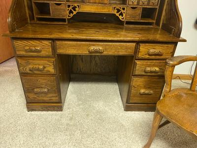 NICE SMALLER SIZE ROLL TOP DESK WITH CHAIR AND KEYS