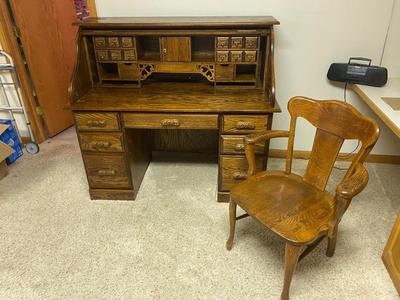 NICE SMALLER SIZE ROLL TOP DESK WITH CHAIR AND KEYS
