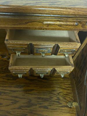 NICE SMALLER SIZE ROLL TOP DESK WITH CHAIR AND KEYS