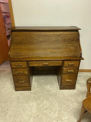 NICE SMALLER SIZE ROLL TOP DESK WITH CHAIR AND KEYS