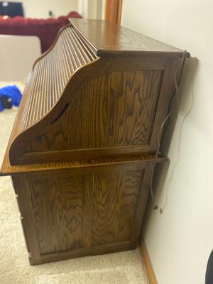 NICE SMALLER SIZE ROLL TOP DESK WITH CHAIR AND KEYS