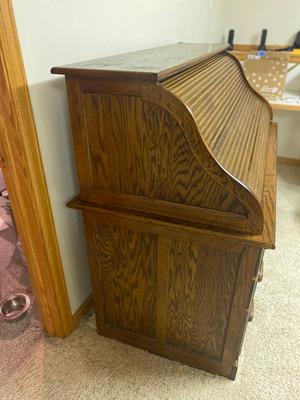 NICE SMALLER SIZE ROLL TOP DESK WITH CHAIR AND KEYS