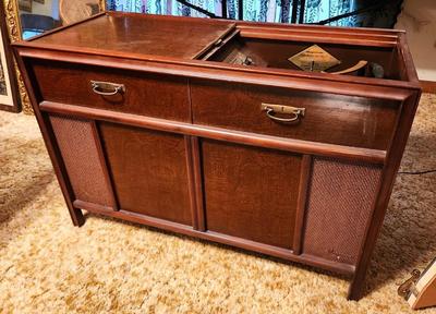 Lot #81 Magnavox Cabinet Stereo - 1960s/70s - WORKS