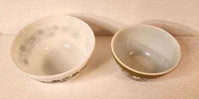 Lot #85 Lot of 2 Vintage PYREX Bowls - Crazy Daisy Pattern