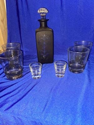 PRETTY PAINTED DECANTER AND SCHLITZ MALT LIQUOR GLASSES
