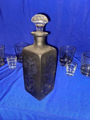 PRETTY PAINTED DECANTER AND SCHLITZ MALT LIQUOR GLASSES