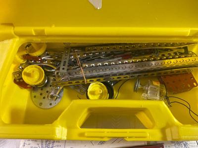SMALLER GABRIEL ERECTOR SET AND DOUBLE SIX DOMINOS GAME